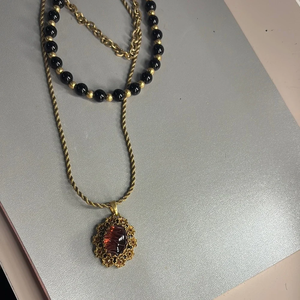 Yusi’s Elegant Gold and Black Necklace Set - Picture 5 of 7